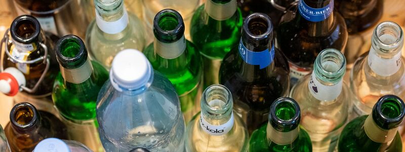 Sein Pfandflaschen-Geld spendete ein Obdachloser an ein Frauenhilfswerk. (Symbolbild)  - Foto: Lino Mirgeler/dpa