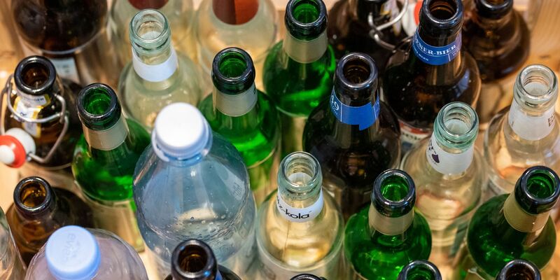 Pfand für Flaschen und Gläser muss in der Werbung getrennt vom Preis des Produktes angegeben werden. - Foto: Lino Mirgeler/dpa
