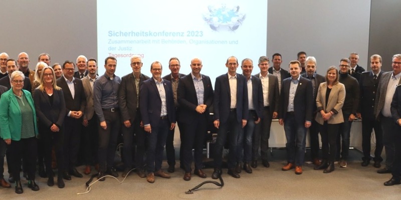 POL-MI: Vertreterinnen und Vertreter von Behörden und Institutionen, die mit Sicherheitsaufgaben betraut sind, trafen sich zur vierten Sicherheitskonferenz - Foto: presseportal.de