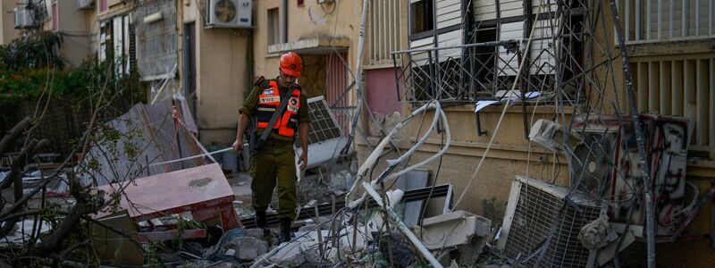 Ein israelischer Soldat inspiziert ein beschädigtes Wohnhaus in Rishon Lezion, nachdem dieses von einer Rakete aus dem Gazastreifen getroffen wurde. - Foto: Francisco Seco/AP