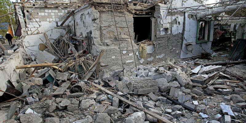 Ein Haus in Obuchiwka in der Zentralukraine wurde bei einem russischen Raketenangriff zerstört. - Foto: --/Ukrinform/dpa