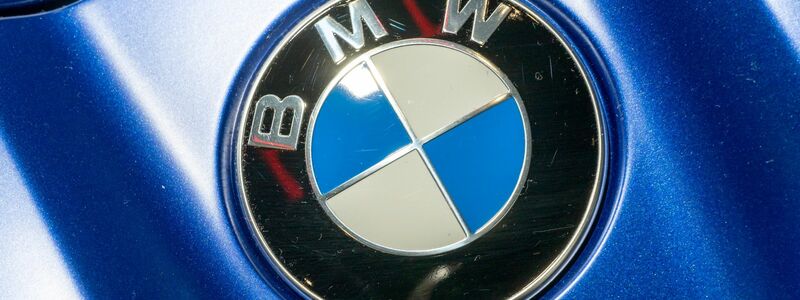 Das BMW-Logo: Der Autobauer aus Bayern hat ein Kompetenzzentrum zur Batteriezellenfertigung aufgebaut. - Foto: Peter Kneffel/dpa