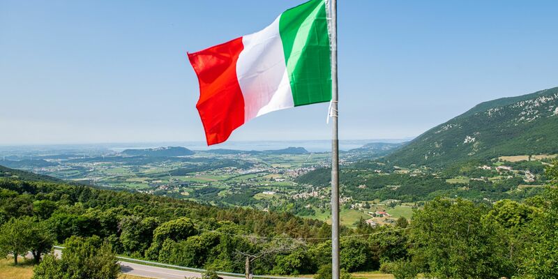 Italien ist bekannt für malerische Landschaften, gutes Essen - und auch für seine «Bamboccioni»: Erwachsene, die das Elternhaus partout nicht verlassen wollen. (Symbolbild) - Foto: Daniel Reinhardt/dpa