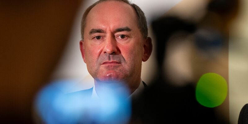 Auf einen ehemaligen Lehrer von Hubert Aiwanger könnte Ärger zukommen. - Foto: Lennart Preiss/dpa