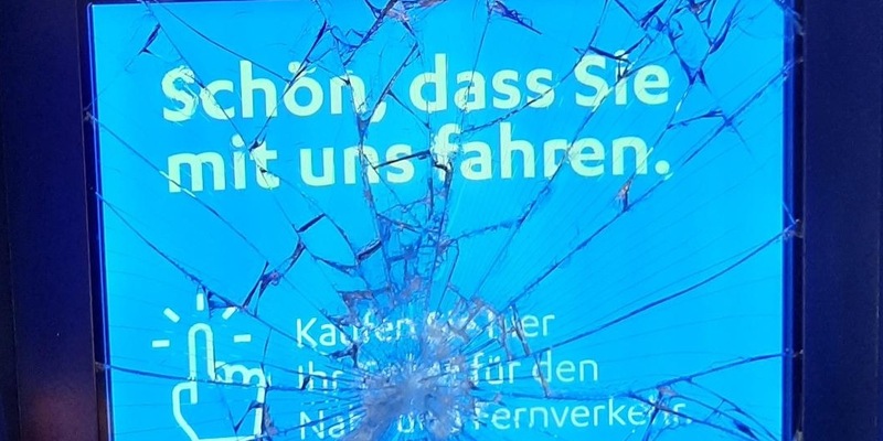 BPOL-HB: Zugbegleiterin verletzt und Fahrausweisautomat in Bremerhaven-Lehe beschädigt - Foto: presseportal.de