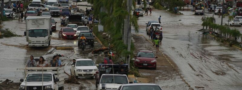 Eine Straße in Acapulco, Mexiko, ist als Folge des Hurrikans «Otis» überschwemmt worden. - Foto: Marco Ugarte/AP