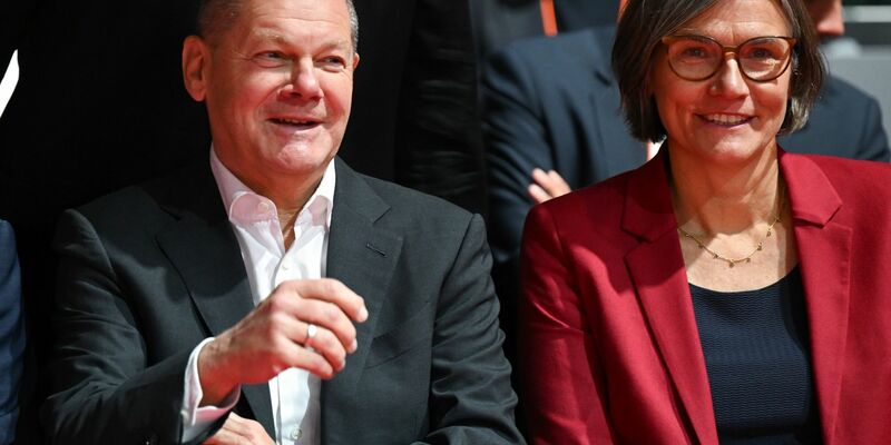 Christiane Benner, neue Erste Vorsitzende der IG Metall, und Bundeskanzler Olaf Scholz (SPD) auf dem Gewerkschaftstag der Industriegewerkschaft in Frankfurt/Main. - Foto: Arne Dedert/dpa