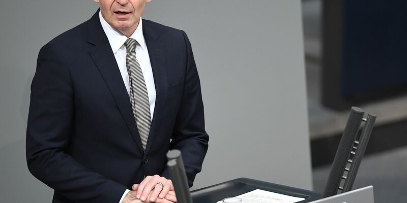 Volker Wissing (FDP), Bundesminister für Verkehr und Digitales, spricht im Plenum des Deutschen Bundestages. - Foto: Serhat Kocak/dpa