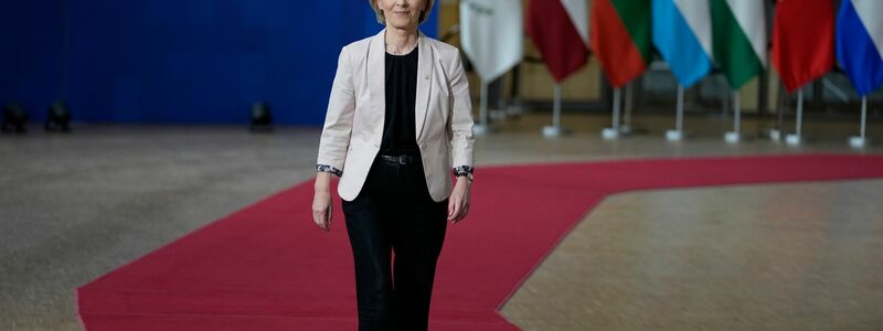 Ursula von der Leyen, Präsidentin der Europäischen Kommission, trifft zu einem EU-Gipfel im Gebäude des Europäischen Rates ein. - Foto: Virginia Mayo/AP/dpa