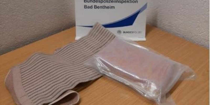 BPOL-BadBentheim: Drogen im Wert von 77.000 Euro um den Bauch gebunden/Drogenschmuggler in Untersuchungshaft - Foto: presseportal.de