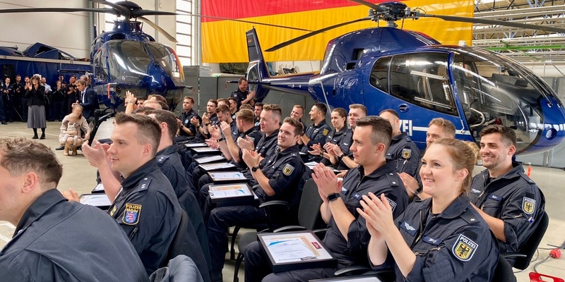 BPOLP Potsdam: Geschafft Lizenzübergabe an die Absolventen des 42. Ausbildungslehrgangs für Pilotinnen und Piloten - Foto: presseportal.de