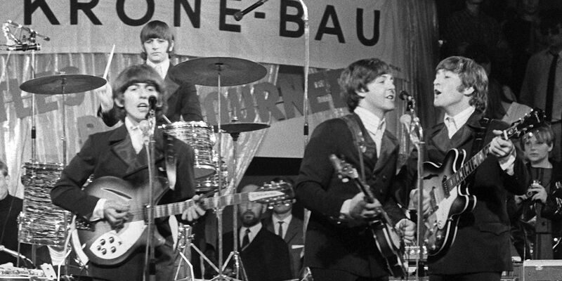 Die Beatles treten 1966 im Circus Krone-Bau auf. - Foto: Gerhard Rauchwetter/dpa