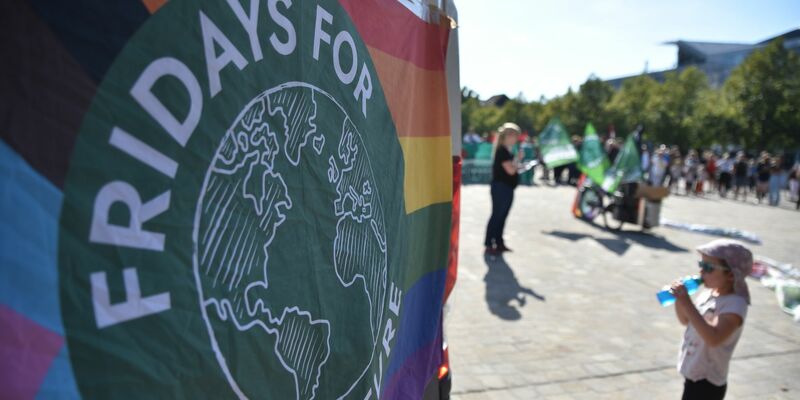 Die deutsche Gruppe von Fridays for Future (FFF) hat sich klar gegen israelfeindliche Äußerungen positioniert. - Foto: Simon Kremer/dpa