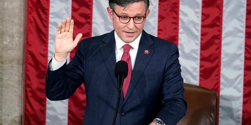 Mike Johnson, Vorsitzender des US-Repräsentantenhauses. Der Streit um den Haushalt in den USA offenbart die Spaltung der Republikaner im Kongress und dämpft die Hoffnung auf eine baldige Hilfsgelder für die Ukraine. - Foto: Alex Brandon/AP/dpa