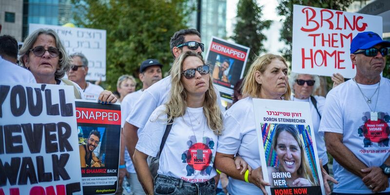 Angehörige und Unterstützer von Geiseln während einer Protestaktion in Tel Aviv. - Foto: Ilia Yefimovich/dpa