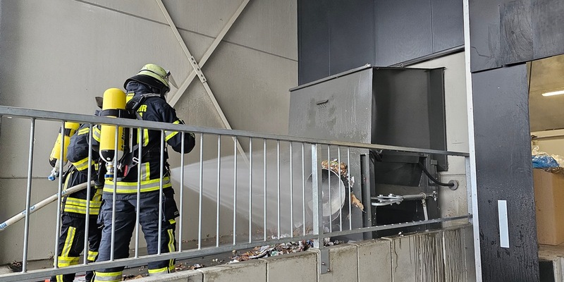 FW Bergheim: Feuerwehr löscht brennende Papierpresse an Supermarkt in Bergheim - Foto: presseportal.de