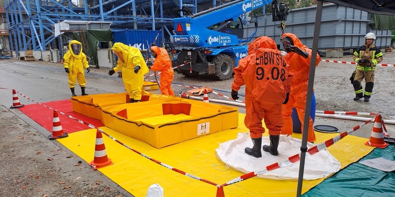 FW Stuttgart: Zwei Personen bei Ammoniakaustritt leicht verletzt - Foto: presseportal.de