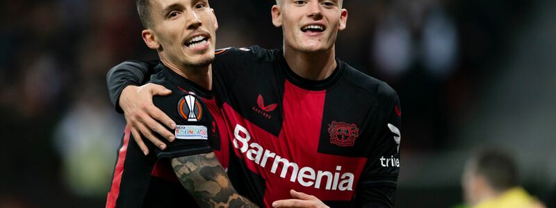 Erzielten drei der fünf Leverkusener Treffer gegen Karabach Agdam: Alejandro Grimaldo (l) und Florian Wirtz. - Foto: Marius Becker/dpa