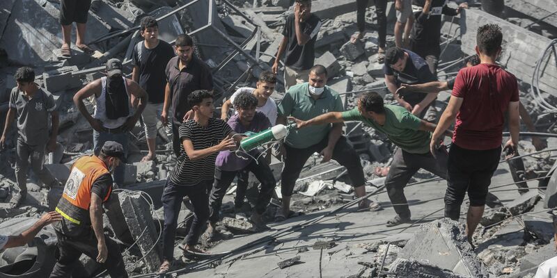 Palästinenser durchsuchen die Trümmer eines Gebäudes in Chan Yunis, das bei einem israelischen Luftangriff zerstört wurde. - Foto: Mohammed Talatene/dpa