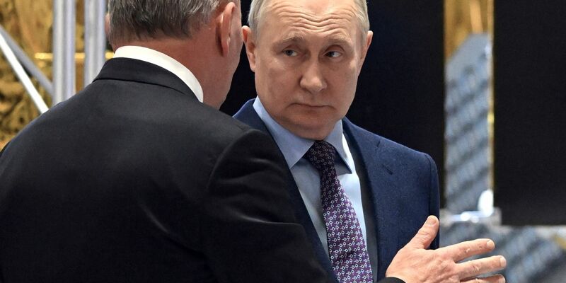 Kremlchef Wladimir Putin (r) mit Juri Borissow, Chef des staatlichen russischen Raumfahrtunternehmens Roskosmos. - Foto: Grigory Sysoev/Pool Sputnik Kremlin/AP/dpa