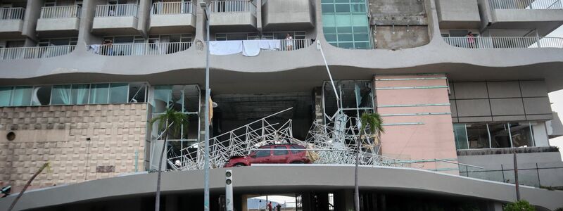 Blick auf das zerstörte Schaufenster eines Ladens in Acapulco. - Foto: eduardo guerrero/dpa