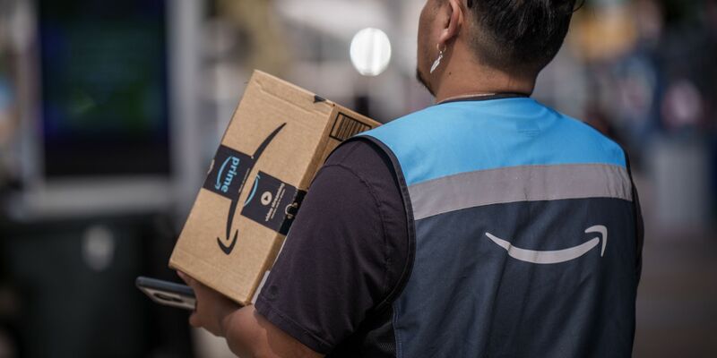 Ein Amazon-Bote liefert ein Paket in Manhatten aus. - Foto: Michael Kappeler/dpa