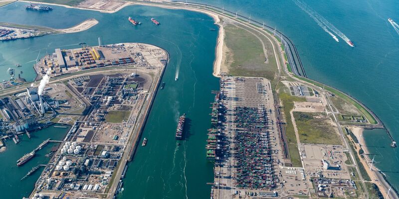 Übersicht über den Yangtzekanaal Euromax in den Niederlanden: Zum großen Teil soll Wasserstoff per Schiff im Rotterdamer Hafen ankommen. - Foto: Paul Martens/Martens Multimedia/dpa