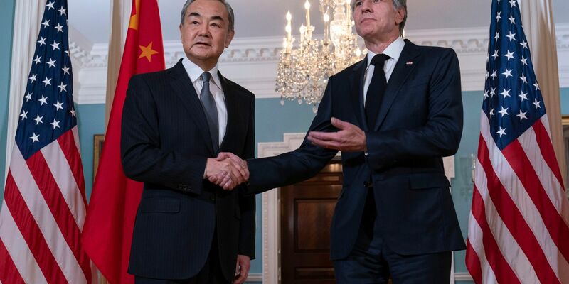 Chinas Außenminister Wang Yi und US-Außenminister Antony Blinken haben sich in Washington getroffen. - Foto: Jose Luis Magana/AP/dpa