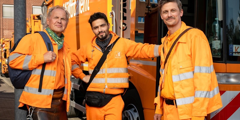 Gute Laune in Orange: Uwe Ochsenknecht, Aram Arami und Neuzugang Marc Oliver Schulze drehen zwei neue Filme der erfolgreichen ARD-Degeto-Reihe Die Drei von der Müllabfuhr - Foto: presseportal.de