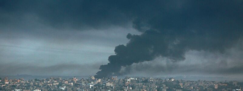 Rauch steigt nach israelischen Luftangriffen im Gazastreifen auf. Der Konflikt geht Jahre zurück. - Foto: Abed Khaled/AP/dpa