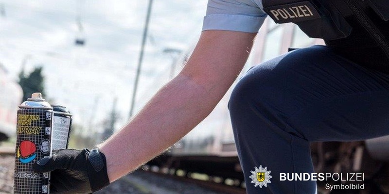 Bundespolizeidirektion München: Sprayer auf frischer Tat ertappt / Graffiti verursachte hohen Sachschaden - Foto: presseportal.de