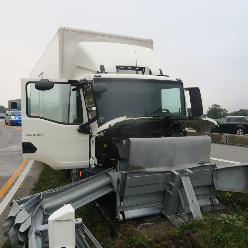 POL-DEL: Autobahnpolizei Ahlhorn: Tödlicher Verkehrsunfall auf A1 zwischen AS Groß Ippener und AD Stuhr +++ Mercedes prallt auf Sattelzug - Foto: presseportal.de