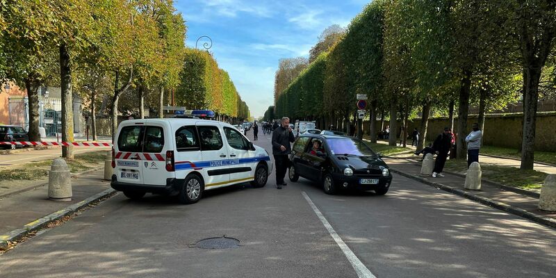 Nicht nur an Schulen: Polizisten waren auch am Schloss von Versailles wegen einer Bombendrohung im Einsatz. - Foto: Patt Eaton-Robb/AP/dpa