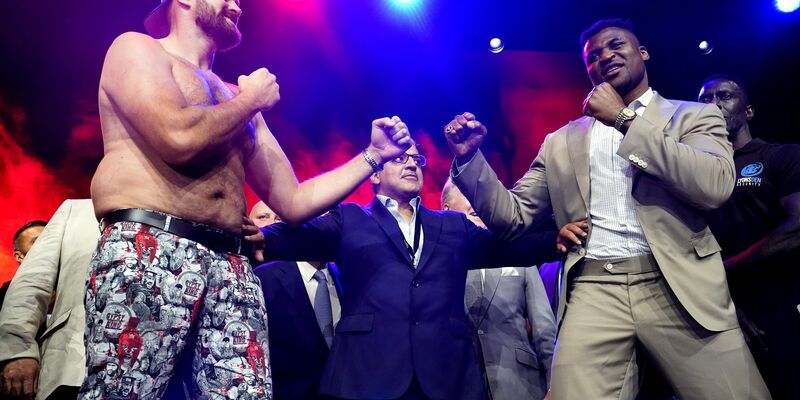 Box-Champion Tyson Fury (l) kämpft in Saudi-Arabien gegen Francis Ngannou. - Foto: James Manning/PA Wire/dpa