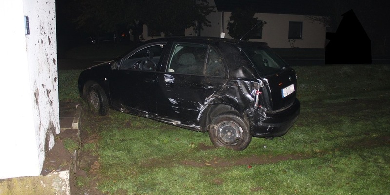 POL-MI: Auto schleudert gegen Bushäuschen - Foto: presseportal.de