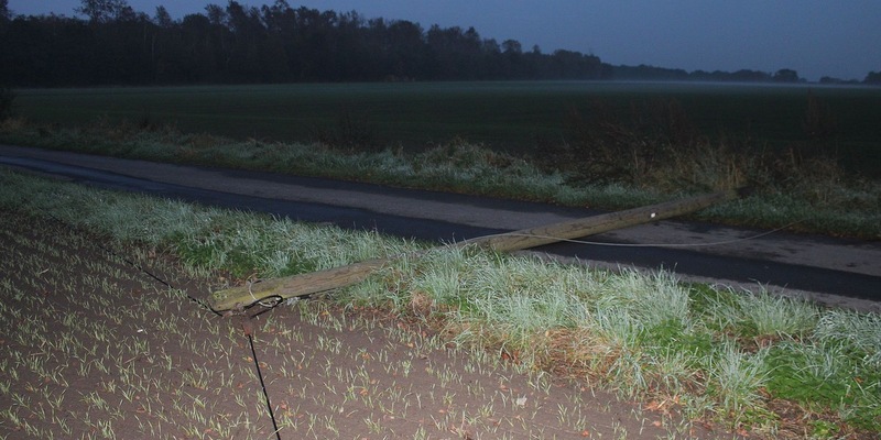 POL-COE: Ascheberg, Davensberg, Rennekamp/ Lkw bringt Telefonmasten zu Fall - Foto: presseportal.de