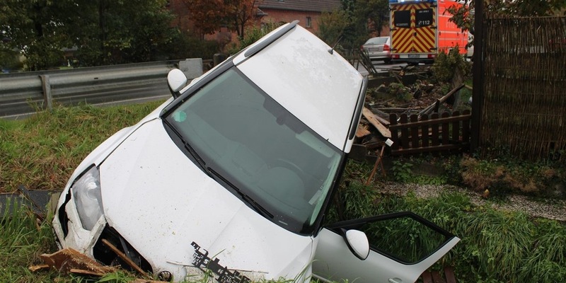 POL-MI: In den Graben geraten und überschlagen - Foto: presseportal.de