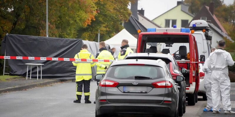 Nach dem Fund einer männlichen Leiche in Horn-Bad Meinberg im Kreis Lippe ermittelt eine Mordkommission. (zu dpa «Toter auf Wiese gefunden - Poliz - Foto: Christian Müller/Westfalennews/dpa