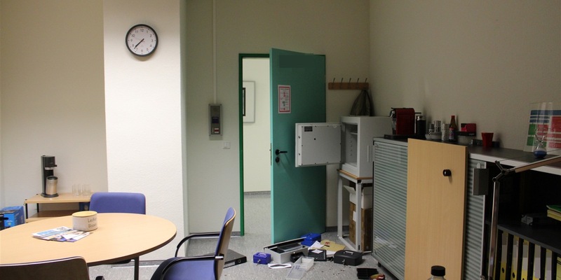 POL-RBK: Rösrath - Täter haben es bei Schuleinbruch erneut auf zahlreiche iPads und Bargeld abgesehen - Foto: presseportal.de