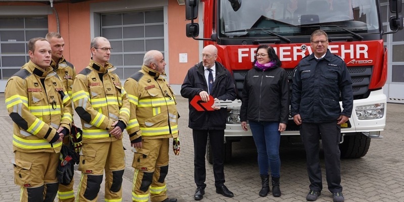 IM-MV: Zukunftsfähige Feuerwehr: Christian Pegel übergibt erstes Löschgruppenfahrzeug - Foto: presseportal.de