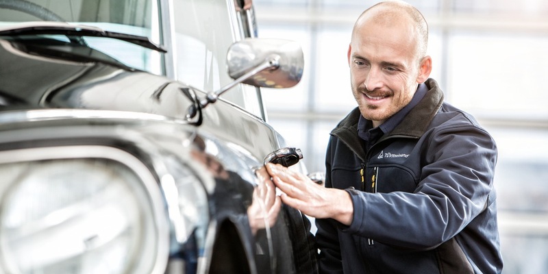 Saisonfahrzeuge: Winterschlaf richtig vorbereiten / TÜV Rheinland: Schäden an Oldtimer, Wohnmobil oder Motorrad in den Wintermonaten vermeiden / Batterie abklemmen und ausbauen - Foto: presseportal.de