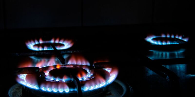 Flammen auf einem Herd: Niemand weiß, wie sich die Energiepreise entwickeln werden. - Foto: Lino Mirgeler/dpa