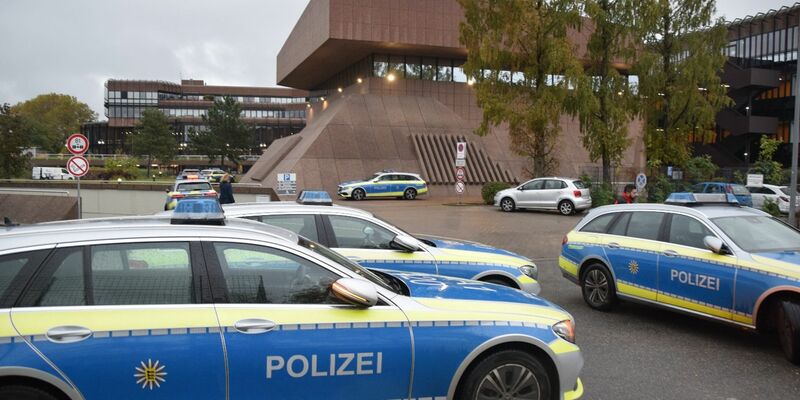 Einsatzkräfte der Polizei stehen vor der Universität in Mannheim. Das Landeskriminalamt ermittelt nun zu dem tödlichen Polizeieinsatz. - Foto: Rene Priebe/dpa
