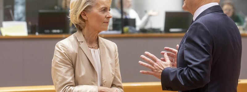 EU-Kommissionspräsidentin Ursula von der Leyen spricht mit Bundeskanzler Olaf Scholz beim EU-Gipfel in Brüssel. - Foto: Hatim Kaghat/Belga/dpa