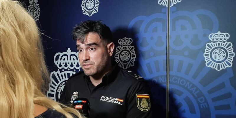 Chef der Mordkommission Angel Ruiz spricht zu den Medien in dem Fall des vor gut einem Jahr auf Mallorcas Flughafen-Autobahn zu Tode gekommenen Deutschen. - Foto: Patrick Schirmer/dpa