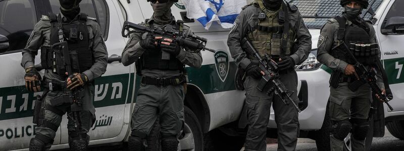 Israelische Grenzpolizisten stehen während der Freitagsgebete vor der Altstadt Jerusalems. - Foto: Mahmoud illean/AP/dpa
