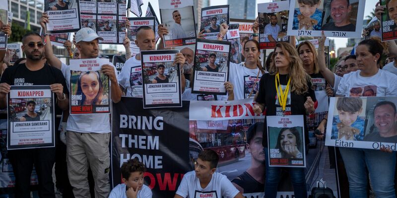 In Israel gibt es immer wieder Demonstrationen für die Freilassung der noch im Gazastreifen festgehaltenen Geiseln. (Archivbild) - Foto: Ohad Zwigenberg/AP/dpa