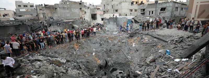 Ein zerstörtes Gebäude nach einem israelischen Luftangriff. - Foto: Ali Mahmoud/AP/dpa