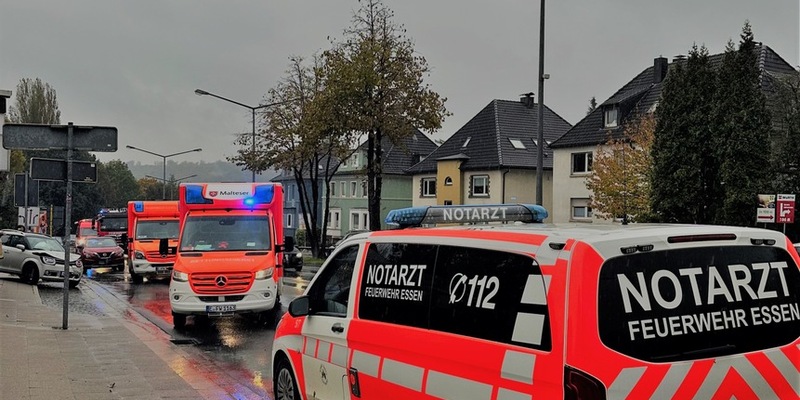 FW-E: Verkehrsunfall mit vier Fahrzeugen - Rettungswagen in Unfall involviert - Foto: presseportal.de