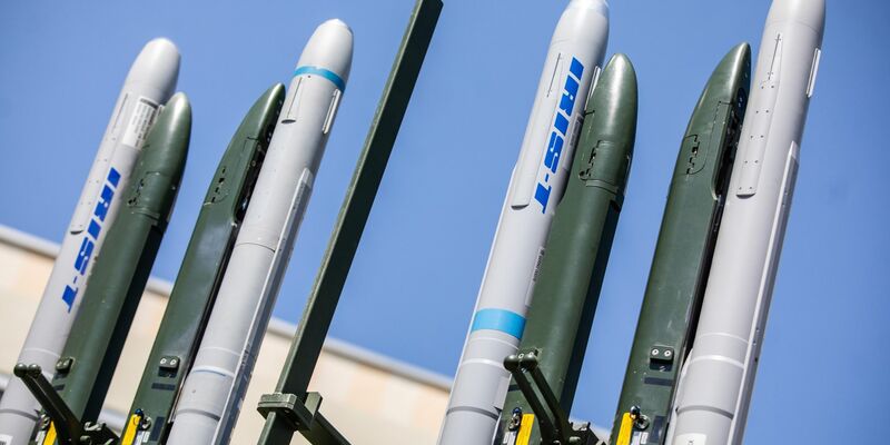 Ein Raketenabwehrsystem vom Typ Iris-T (Archivbild). - Foto: Christoph Schmidt/dpa